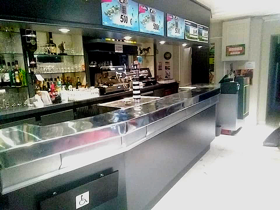 Travail de rénovation de bar avec comptoir en zinc. Couverture Delalande, spécialiste en installation de surfaces en zinc.